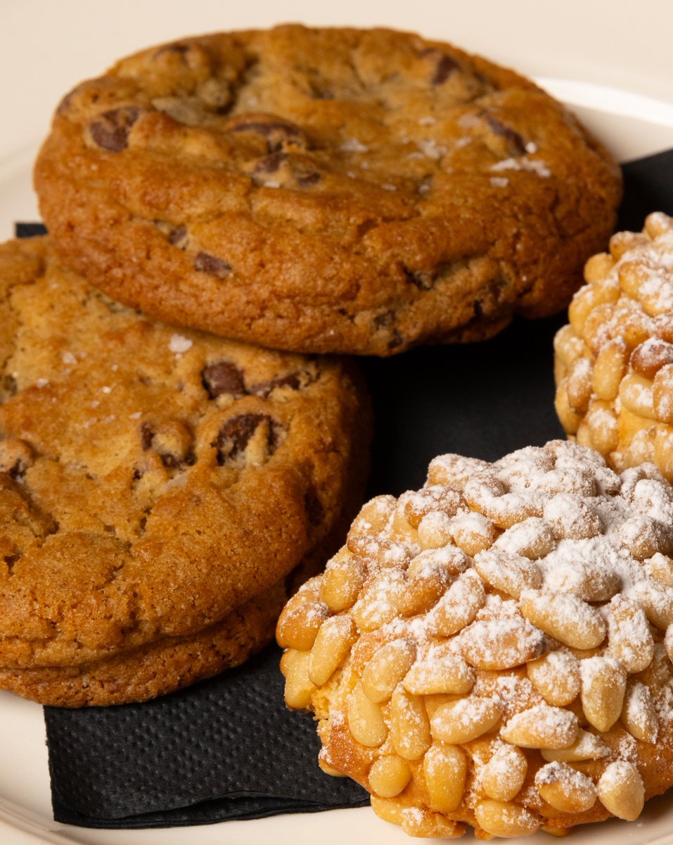 GeorgianHotelSM's tweet photo. Our handmade fresh-baked cookies may just be the best thing under the sun. 
#TheLittleDetails #CookieLove #HandmadeDelights #FromUs. https://t.co/P2mbN5boJf