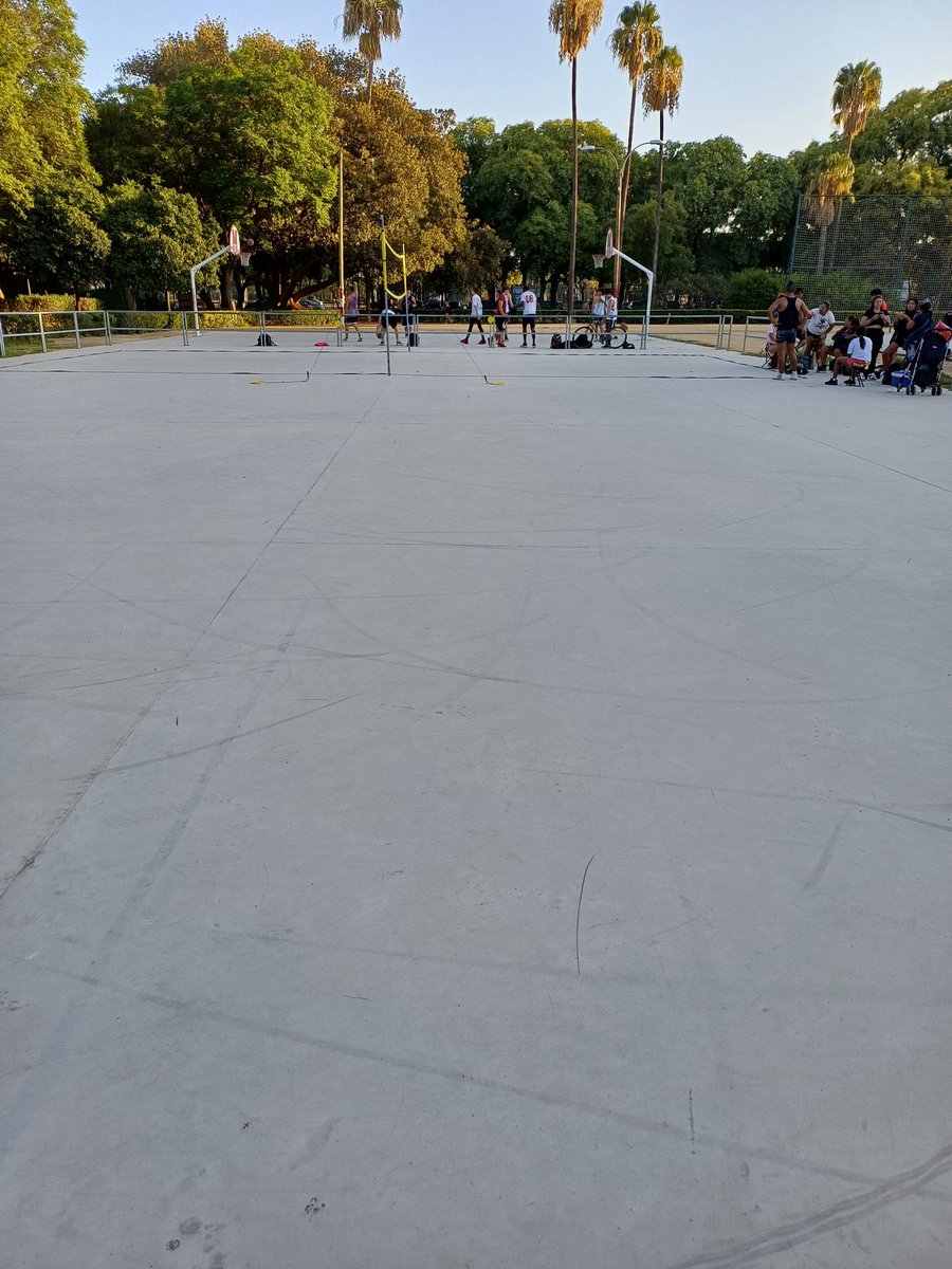 ADuranSuarez's tweet photo. @Ayto_Sevilla  es posible que en la pista de patinaje del Parque de los Príncipes no se pueda patinar porque montan una red de voley?? Encima se te encarna y te dicen que eso es lo que hay. https://t.co/RSARpxVusP