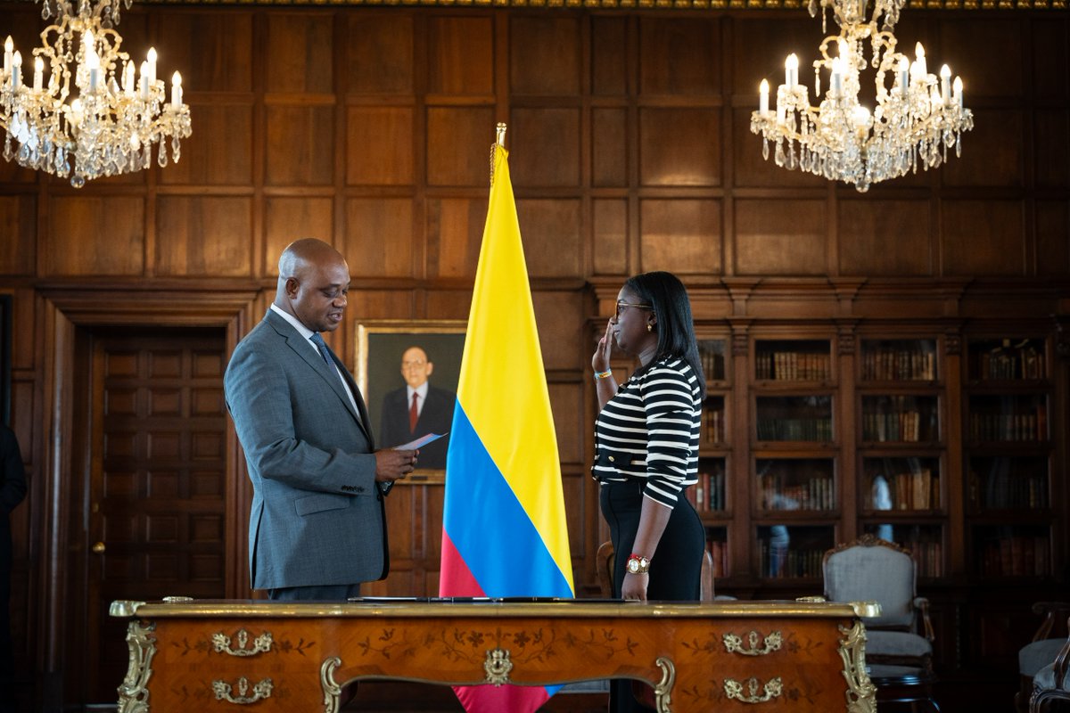 El Ministro <a href="/LuisGMurillo/">Luis Gilberto Murillo</a> posesionó a la nueva Viceministra de Asuntos Multilaterales de la Cancillería, Kandya Gisella Obezo Casseres, quien asume el reto de liderar la diplomacia de los pueblos. Su labor será clave para fortalecer una política exterior inclusiva y