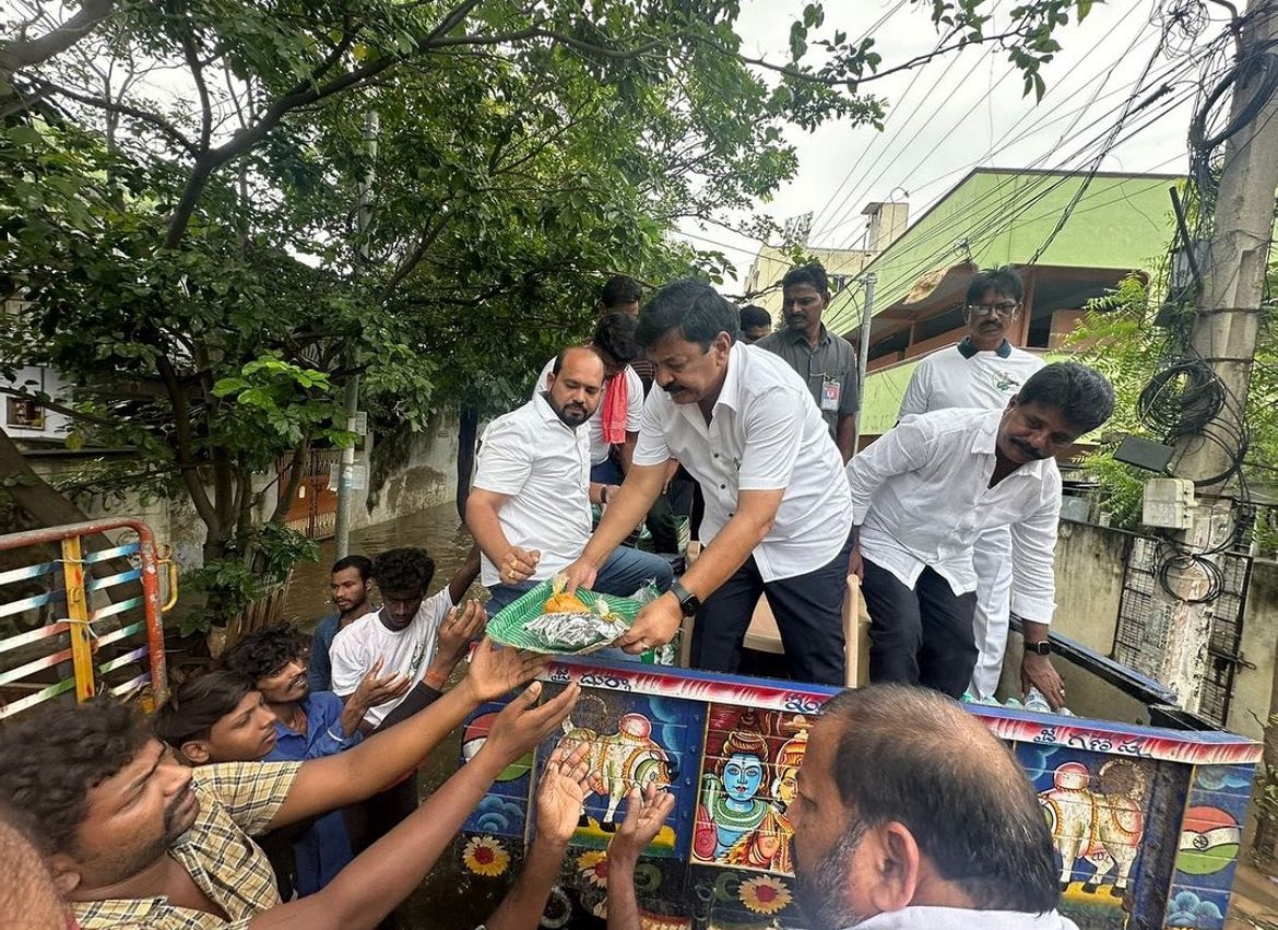 JSPWestGodavari's tweet photo. విజయవాడలో వరద ముంపుకి గురైన విద్యాధరపురం కబేల సెంటర్లో లోతట్టు ప్రాంతాలను సందర్శించి ప్రజల ఇబ్బందులు తెలుసుకుని, ఆ ప్రాంత వరద బాధితులకు ఆహార పదార్థాలు మరియు వాటర్ బాటిల్స్ అందజేస్తున్న ఆంధ్రప్రదేశ్ రాష్ట్ర పర్యాటక, సాంస్కృతిక మరియు సినిమాటోగ్రఫీ మంత్రివర్యులు శ్రీ కందుల దుర్గేష్ గారు.

@kanduladurgesh @PawanKalyan 
#JSPMLAsOnDuty @JanaSenaParty