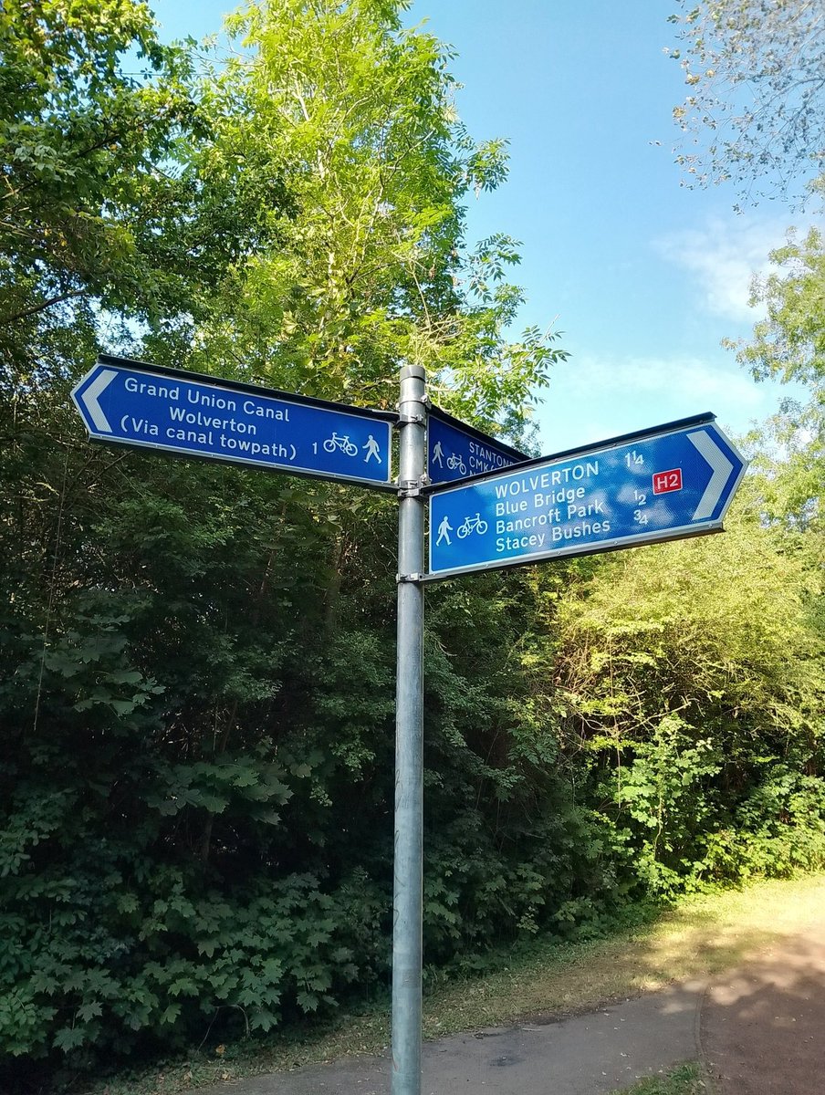 BobLuya's tweet photo. @StantonburyPar1 please note attached photos. Presumably property of @CanalRiverTrust have been in this location for over a month. https://t.co/HihRN0nJG6
