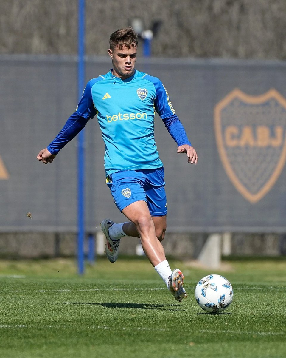 BocaJrsOficial's tweet photo. Un farolito de ilusión para el corazón 💙💛💙 https://t.co/4wJJzcLo47