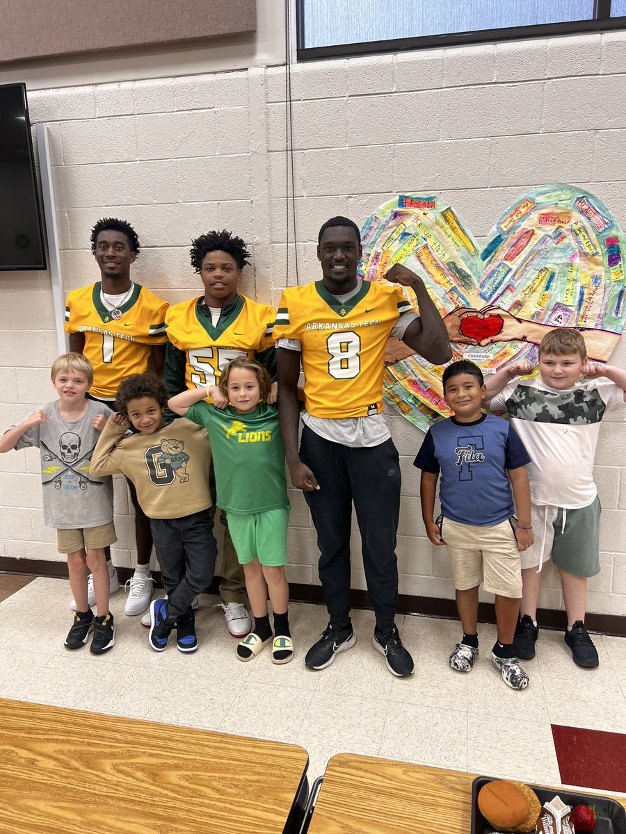 Day two for Grandparent’s Lunch at Crawford Elementary! Can’t thank you guys enough for allowing us to come and share some love! 

#LinkItUp🔗