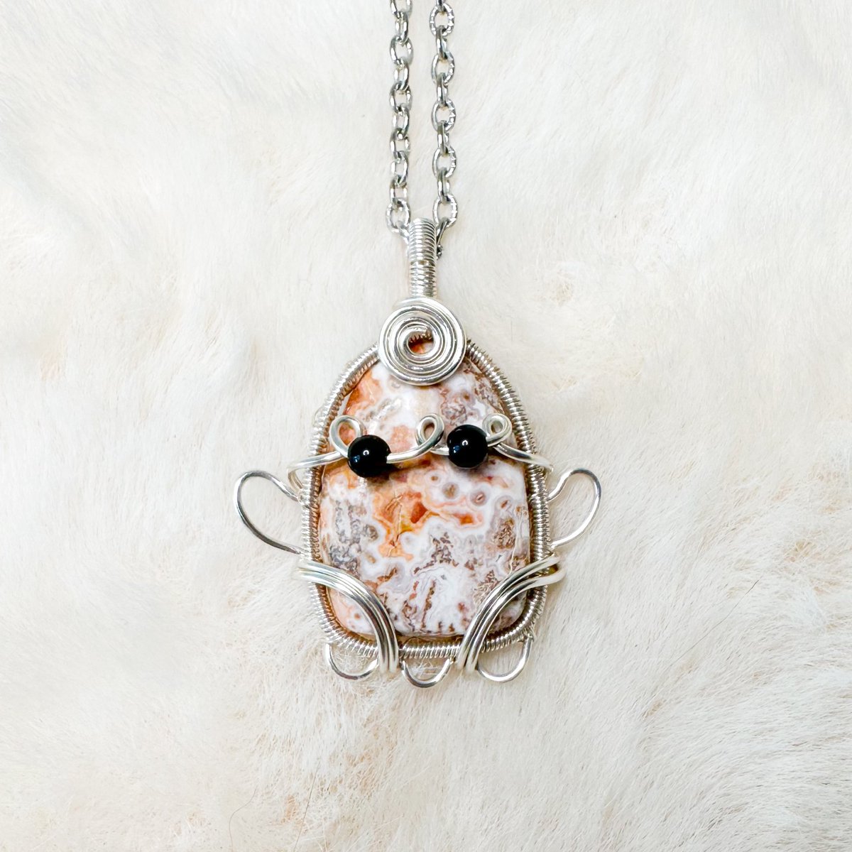 mildhippie's tweet photo. crystal ghost necklace 👻

a part of my “autumns arrival” collection coming Friday Sept. 6th at 8pm eastern time https://t.co/PCHbVgIPY9
