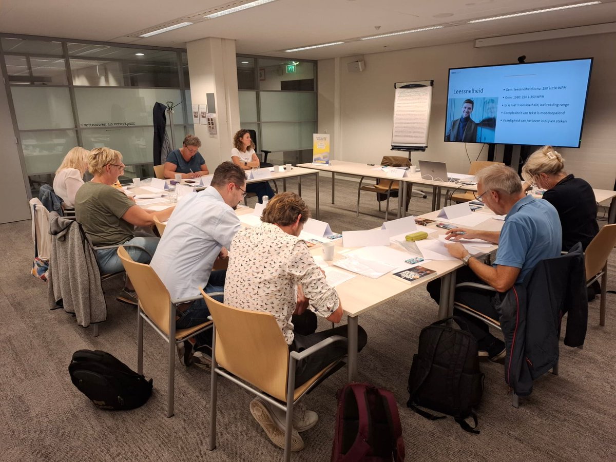 Hoe lees je snel en efficient? Raadsleden uit de regio Nijmegen leren het vanavond. We leren verschillende technieken en we oefenen veel. Weer een mooie avond!