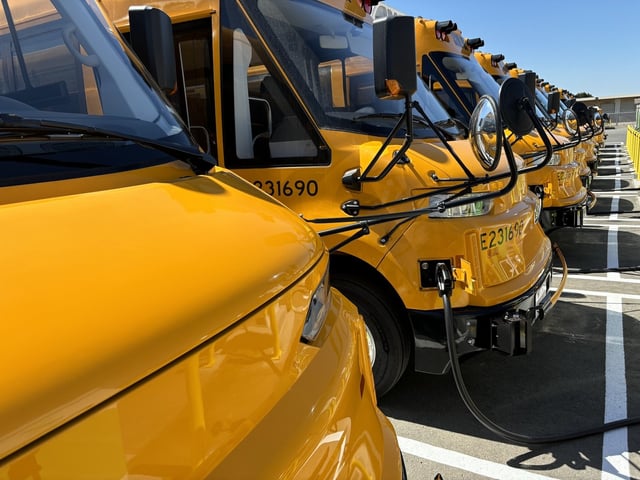 Oakland’s new school buses don’t just reduce pollution — they double as giant batteries dlvr.it/TCqM8D