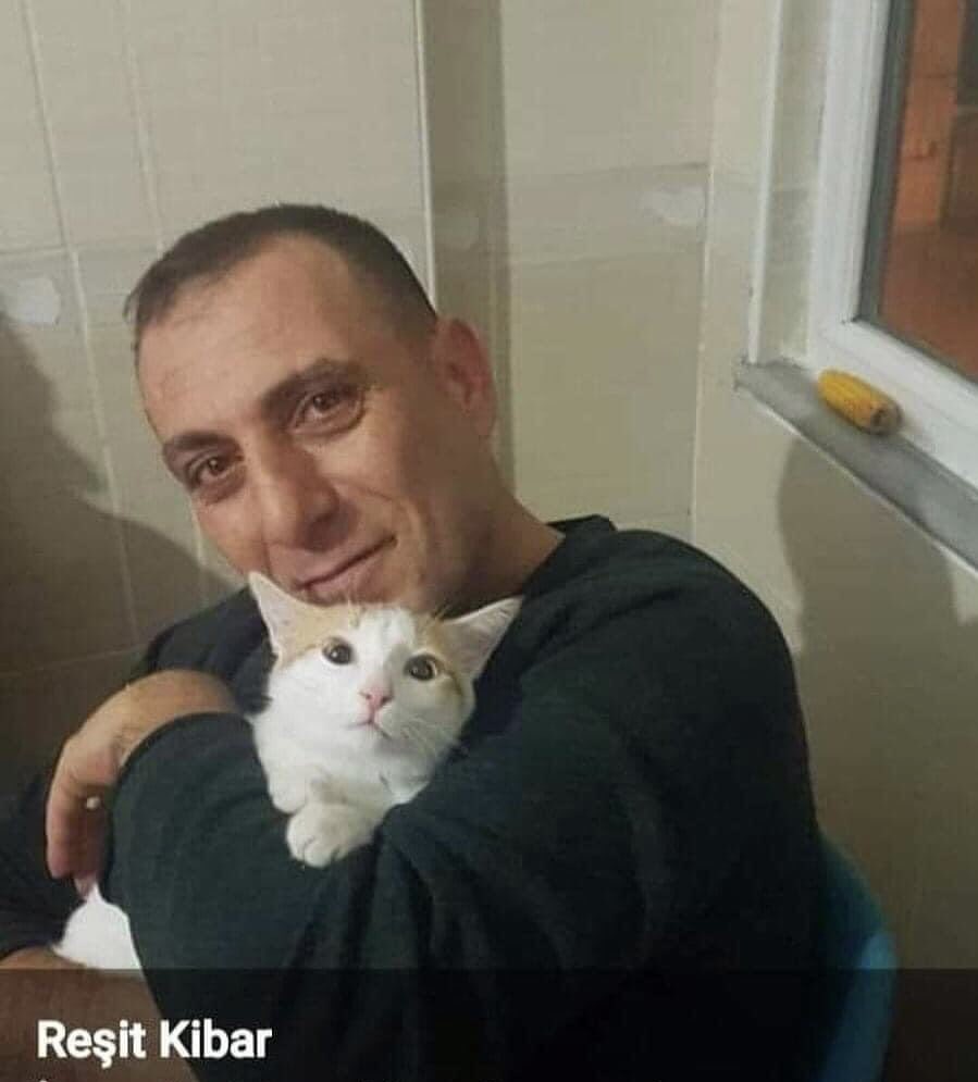 Uyuşturucu baronlarının, altın tekellerinin, toprak satın alan emirlerin, oligarkların önünde secdeye varıp sonra da "vatan-millet" diye böğürenlerin topu, Hopa'da bir ağacı korumak için canını veren Reşit Kibar'ın saçının teli olamaz. Memleketin yağmasına karşı direnenlerden bir