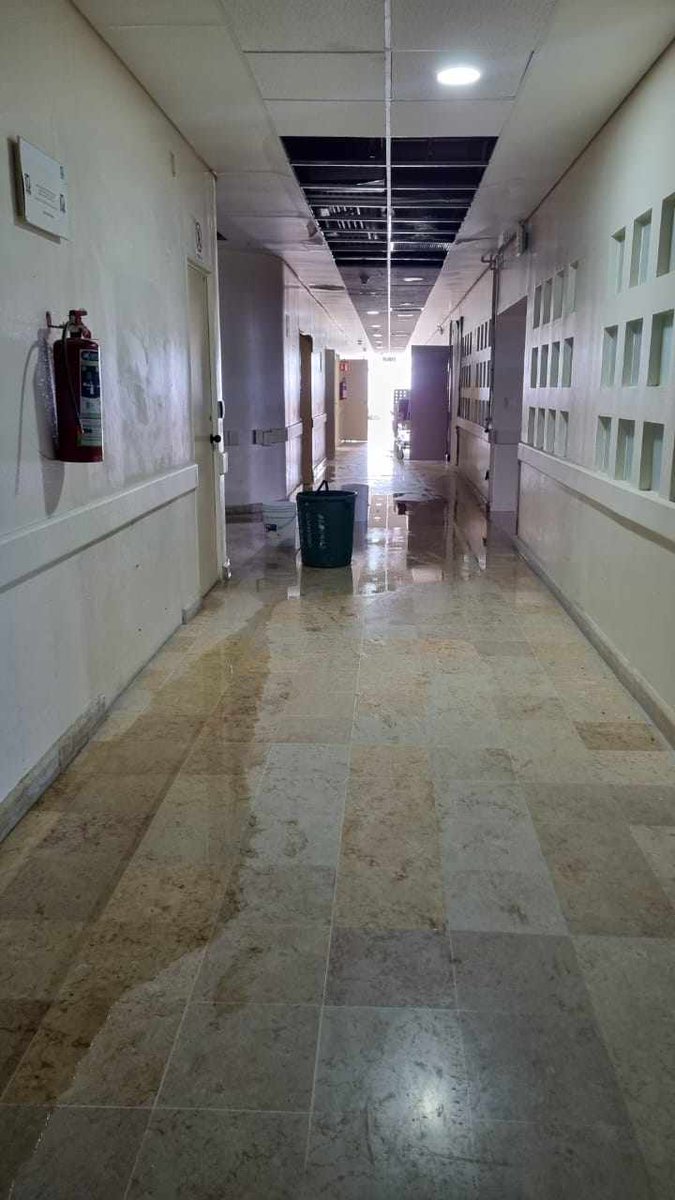 Trafico_ZMG's tweet photo. Pacientes del Hospital General Regional 180 del IMSS mencionan que tuvieron que ser desalojados del tercer piso debido a un fuerte olor a gas, atención @IMMS y @PCJalisco https://t.co/rNDgXqY8pn