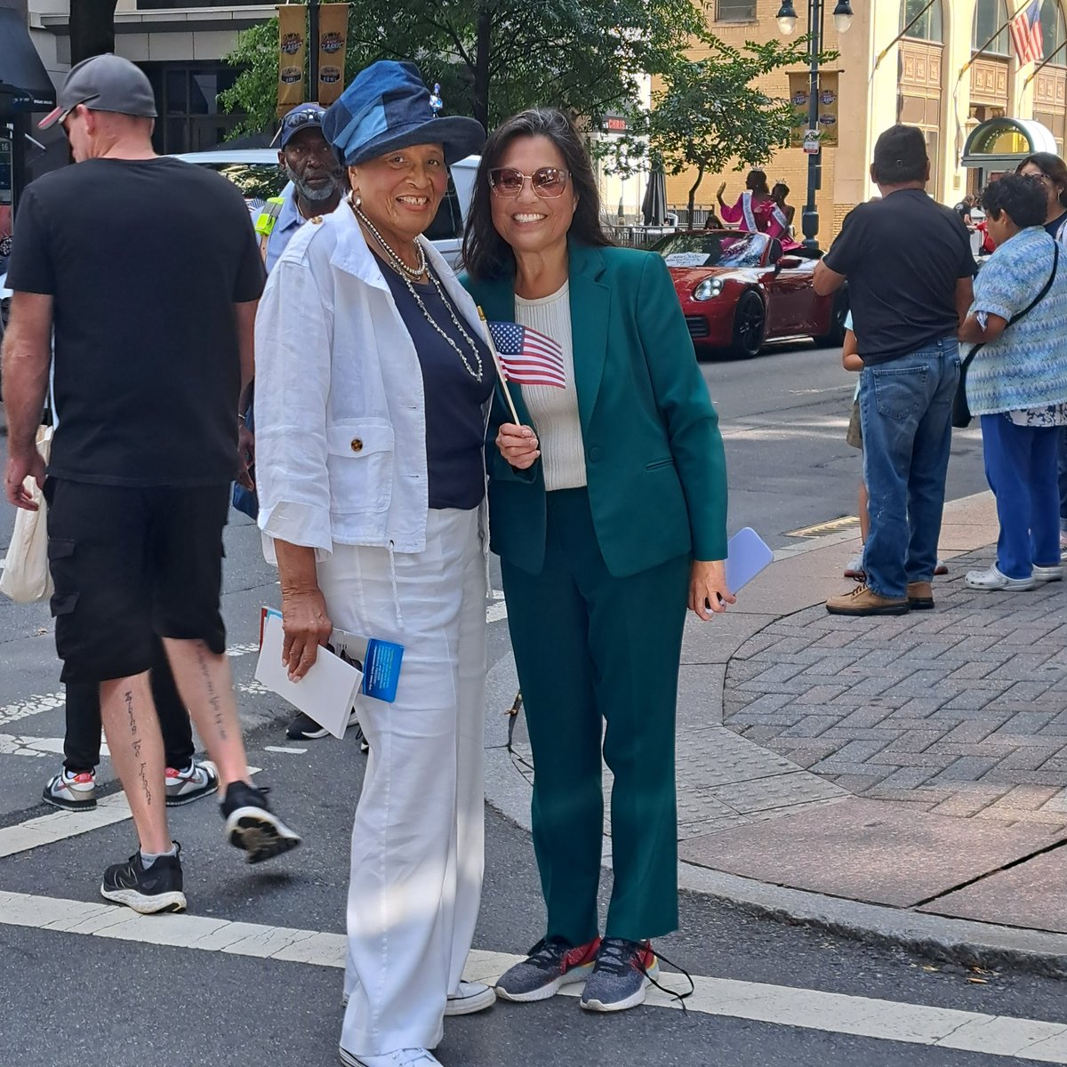 I had a great time with Act. Sec. Su, Sen. Gillibrand, Councilwoman Ajmera and Congressman Gregory Meeks as we shared why VP Harris/Coach Walz is our best choice moving forward!
<a href="/RepGregoryMeeks/">Rep. Gregory Meeks</a>
<a href="/SenGillibrand/">Kirsten Gillibrand</a>
<a href="/DimpleAjmera/">Dimple Ajmera</a>
<a href="/ActSecJulieSu/">Acting Secretary Julie Su</a>

#HarrisWalz2024 
#HarrisForPotus2024