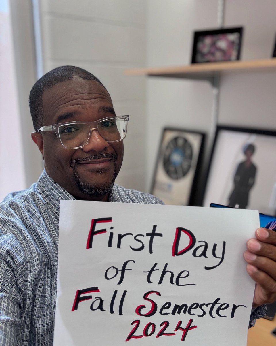 Everyone is commenting about their social media timelines full of kids #firstdayofschool. I thought I’d spice things up a bit🤣 New school <a href="/PennGSE/">Penn GSE</a> &amp; new year!

Wishing all the educators, staff &amp; students a great school year! 🎓 📚📓 

#highereducation #recordbreakinscholarship