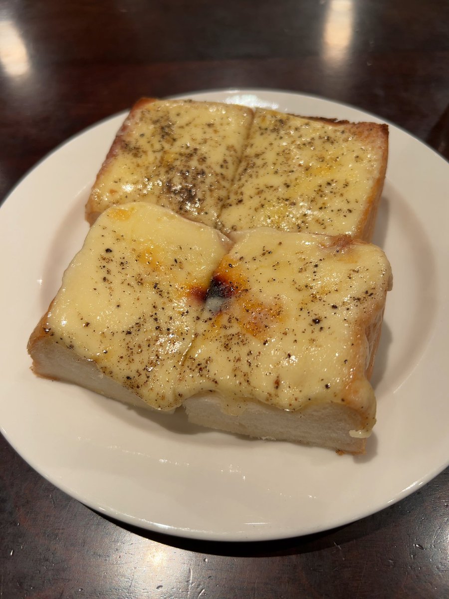 今日の朝食は宮越屋珈琲。チーズトーストとアイスコーヒー。俺ここのアイスコーヒーが大好き。今まで飲んだどのアイスコーヒーよりも好みの味。ほろ苦さがうまい。アイスコーヒーはこのくらいのほろ苦さがないと。東京にも出店してるけど行ったことない。今度行こうかな。バカヤロー！！！