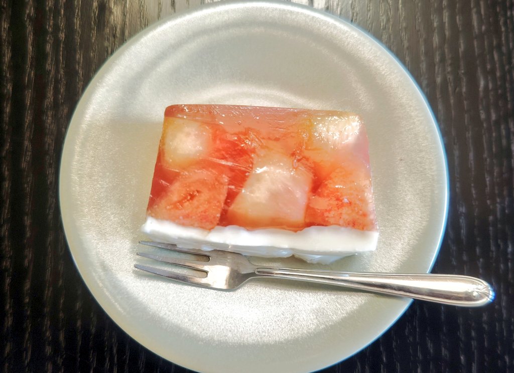 朝食
ヨーグルトゼリーが桃の重さで潰れちゃった🍑