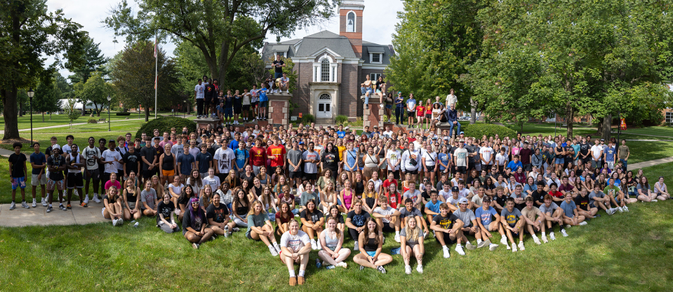 SimpsonCollege's tweet image. Simpson College proudly kicks off Fall 2024 with a grand welcome to 423 new faces! Our largest first-year student influx since 2012, marking a 27% growth in two years. Here's to the bright future of all 381 first-years and 42 transfers! Read more → bit.ly/3XyGTQD