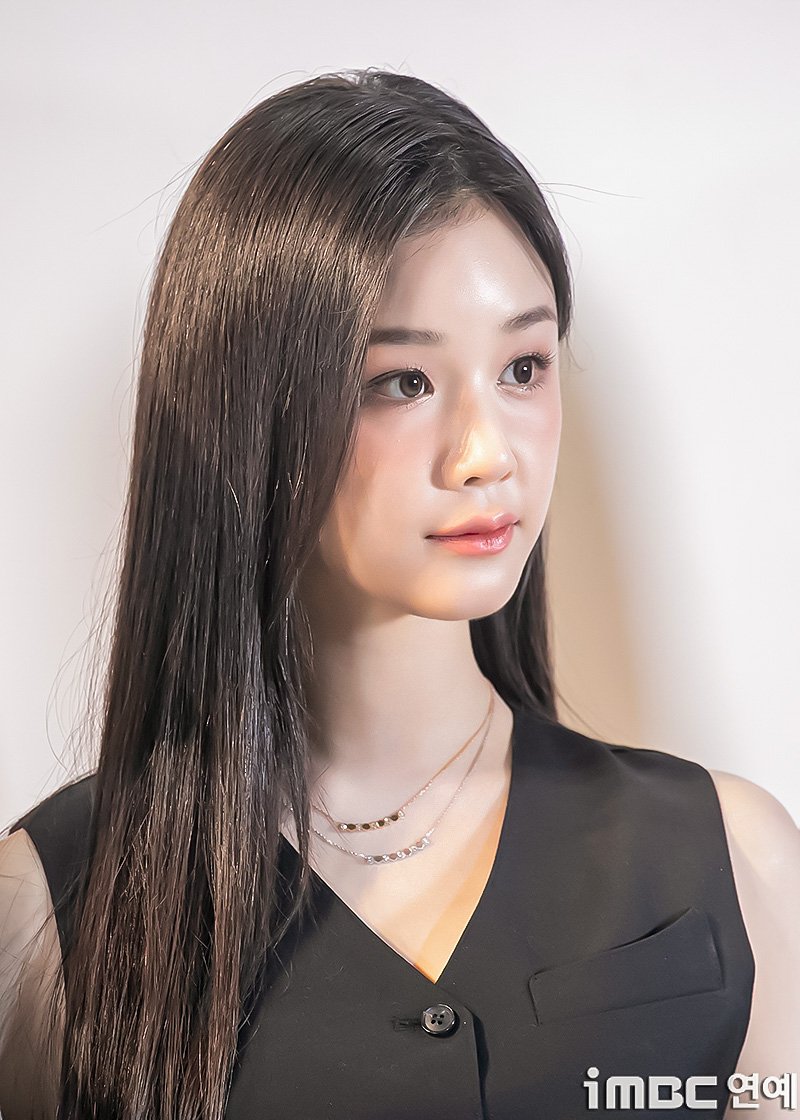 imbcenews's tweet photo. [포토] 베이비몬스터 파리타, 귀여운 미소 
#베이비몬스터 #BABYMONSTER
#파리타 #PHARITA #쇼메 #CHAUMET
#포토월_240904 [iMBC 직찍]

베이비몬스터(BABYMONSTER) 파리타가 4일 오후 서울 삼성동 코엑스에서 열린 프랑스 하이주얼리 브랜드 행사에 참석해 포즈를 취하고 있다.

⬇️고화질 Click Plz⬇️
https://t.co/55jCVXNRCc