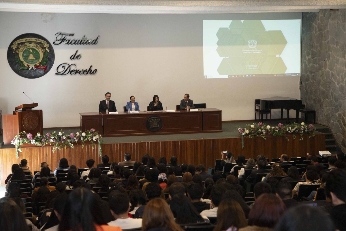 PJEdomex's tweet photo. .@rafaelestradam, Coordinador General de Acceso a la Justicia del #PJEdomex presentó la “Publicación Facsimilar de las actas del Congreso Constituyente de 1823-1824”, obra que forma parte de la Colección Editorial Rumbo al Bicentenario del Tribunal Superior de Justicia mexiquense en el marco de la Semana de Acceso a la Cultura de la Paz que se lleva a cabo en la @FacDerechoUAEM. 

Durante su participación Estrada Michel refirió las Diputaciones Provinciales, Ayuntamientos Constitucionales y Audiencias Provinciales, figuras incorporadas por el “Padre del Federalismo” Miguel Ramos Arizpe, en la Constitución de 1824.