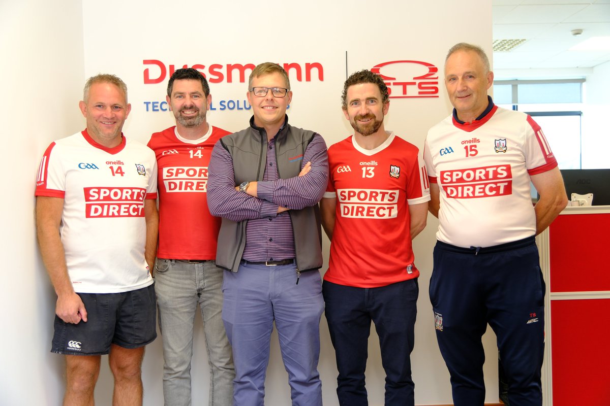 CorkMasters's tweet photo. As the team prepares for the big final this weekend. We had an opportunity to take a team photo and meet some of our Sponsors who have kindly backed this years push for silverware.
🔴⚪️🔴⚪️

@stsgroupeurope 
@eirdata
@corkcitycouncil https://t.co/PozLp8MO4h