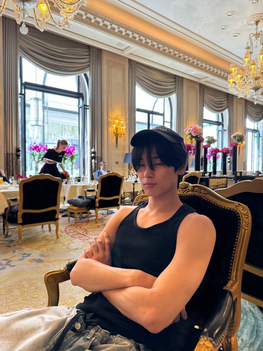 dailyljy's tweet photo. 240905 🐱💬 [4:41am kst]

juyeon sent photos from paris https://t.co/nDuO4HiOoy