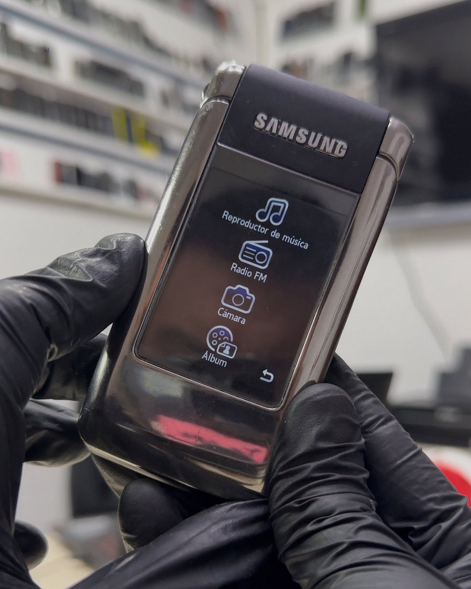 tecnolo_go's tweet image. Recuerdan esta belleza ???  Saben cual es el modelo?? #telefonia #retro @samsungmobilemx #LaCasaDeLosFamosoMx