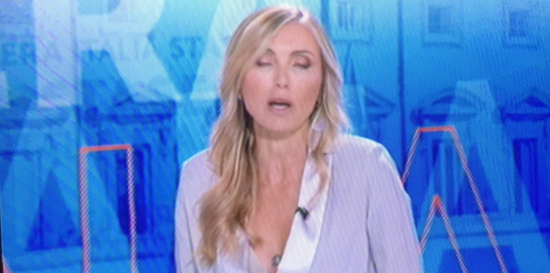 sabrimaggioni's tweet photo. Vedo ora pubblicità su Rete 4: #4disera week end prenderà il posto di #staseraitalia condotto dalla #Scampini e al suo posto ci saranno #Poletti e #Barra. Sabato scorso, però, la Scampini aveva chiuso dicendo “ci vediamo sabato prossimo” Colpo di scena: sarà mica stata trombata ? https://t.co/0k1q2tLYsV
