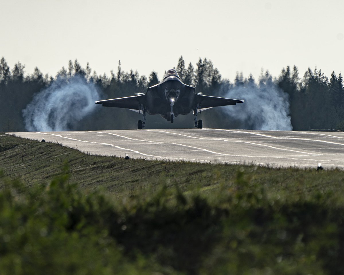HQUSAFEAFAF's tweet image. For the first time, a @usairforce F-35 Lightning II landed on a highway strip in Finland! 🇫🇮 The maneuver was conducted while executing Agile Combat Employment training during exercise BAANA 2024. #AgileForces

usafe.af.mil/News/Article-D…