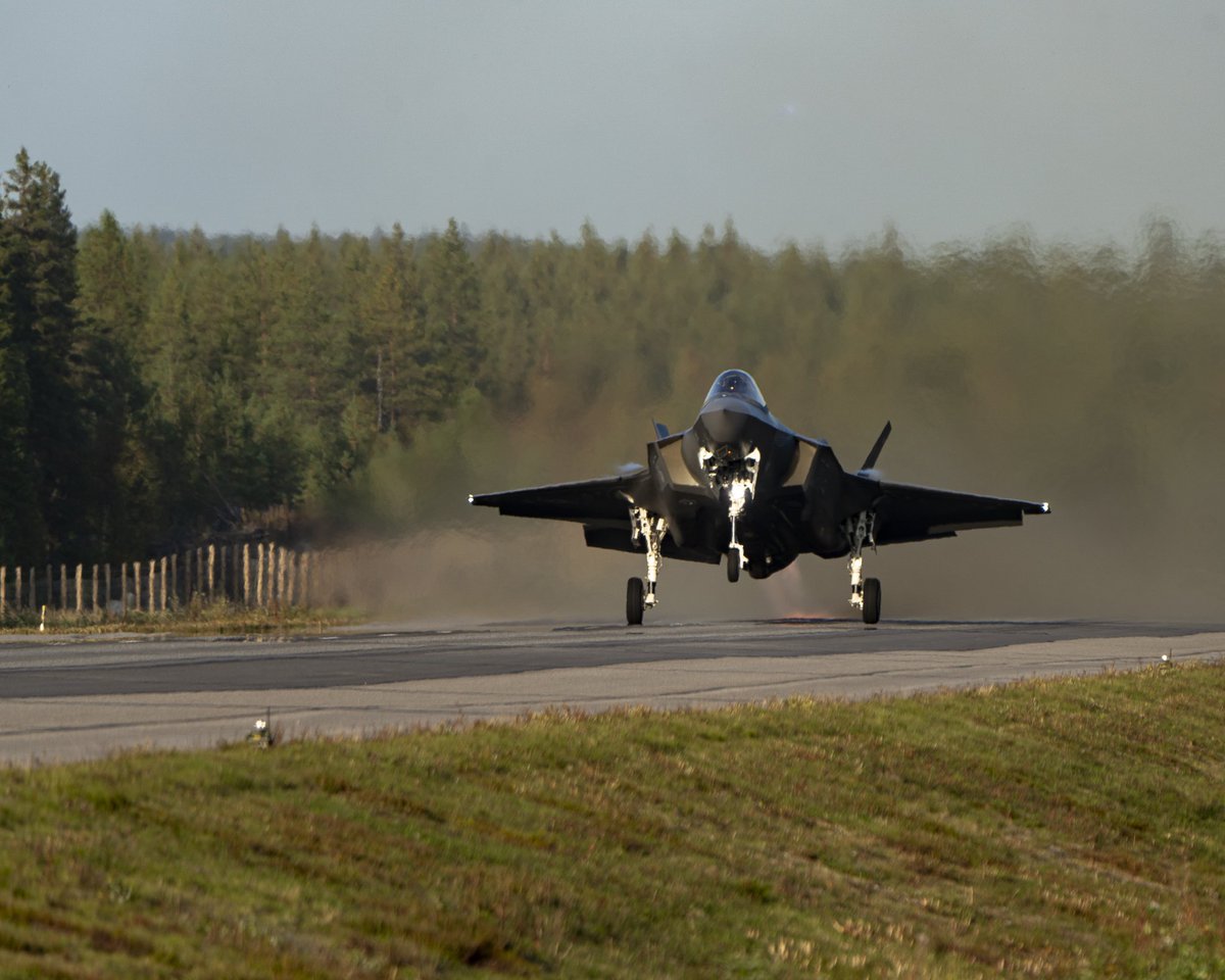 HQUSAFEAFAF's tweet image. For the first time, a @usairforce F-35 Lightning II landed on a highway strip in Finland! 🇫🇮 The maneuver was conducted while executing Agile Combat Employment training during exercise BAANA 2024. #AgileForces

usafe.af.mil/News/Article-D…