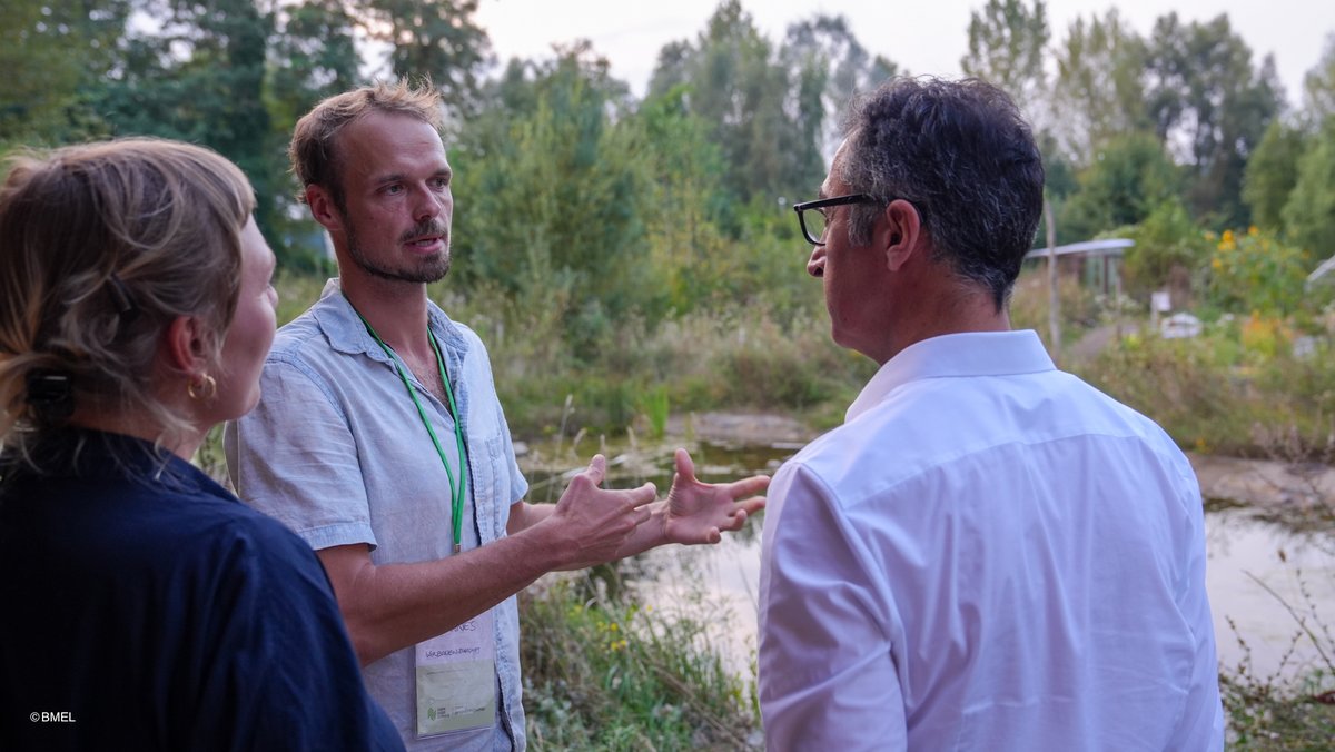BMEL (@bmel) on Twitter photo Wiedervernässung von Mooren, regionale Kreisläufe, Agroforst: Über diese & viele weitere Themen diskutieren engagierte Menschen beim Farm-Food-Climate Festival. Ihr Motto: Gemeinsam für eine zukunftsfähige #Ernährung & #Landwirtschaft. <a href="/cem_oezdemir/">Cem Özdemir</a> Wiedervernässung von Mooren, regionale Kreisläufe, Agroforst: Über diese & viele weitere Themen diskutieren engagierte Menschen beim Farm-Food-Climate Festival. Ihr Motto: Gemeinsam für eine zukunftsfähige #Ernährung & #Landwirtschaft. <a href="/cem_oezdemir/">Cem Özdemir</a>