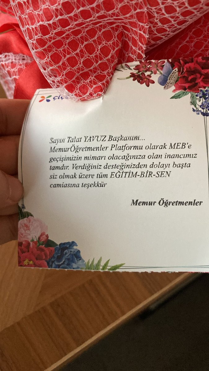 ***MEMUR ÖĞRETMENLER***

Biz zaten memuruz, tasarruf yapılacaksa bizim ÖĞRETMEN olarak atanmamız lazım diyorlar.

Çiçeğin gücüyle sesimizi kulak verin dediler, verdik. Bir yol bulalım ve ücretli öğretmen değil kadrolu öğretmenle açığı kapatalım.
Çiçek için teşekkür ederim