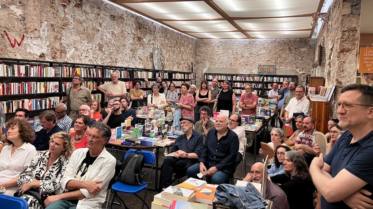 Avui, a <a href="/LaCalders/">Llibreria Calders</a>, l'aplec de la Villanella l'ha petat de gent i poesia. Tota una festa, no sols d'aniversari -per molts anys, <a href="/EsteveMiralles/">Esteve Miralles</a>!-, sinó de veritable amor per la poesia. I que sigui així, ara i sempre!