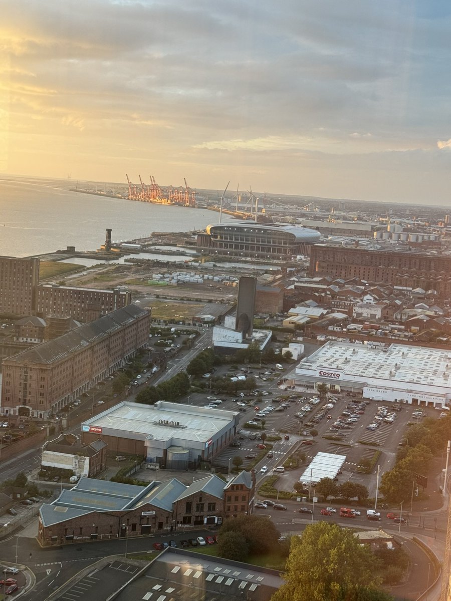 Meisarch's tweet image. I spy with my little eye….#bramleymoore #everton