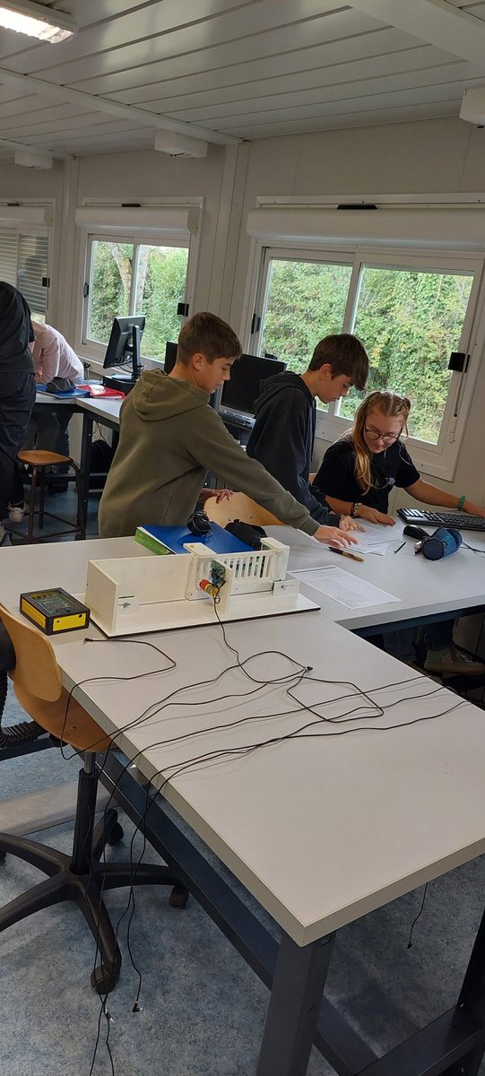 LEYS_Dimitri's tweet photo. Première séance de Technologie pour les 3eme en cette rentrée 2024-2025. Réflexion, recherche, autonomie, programmation et expérimentation pour remobiliser les savoirs de juin dernier. Bravo pour cette reprise réussie ! 👏👏 https://t.co/WlQg2uK7Um
