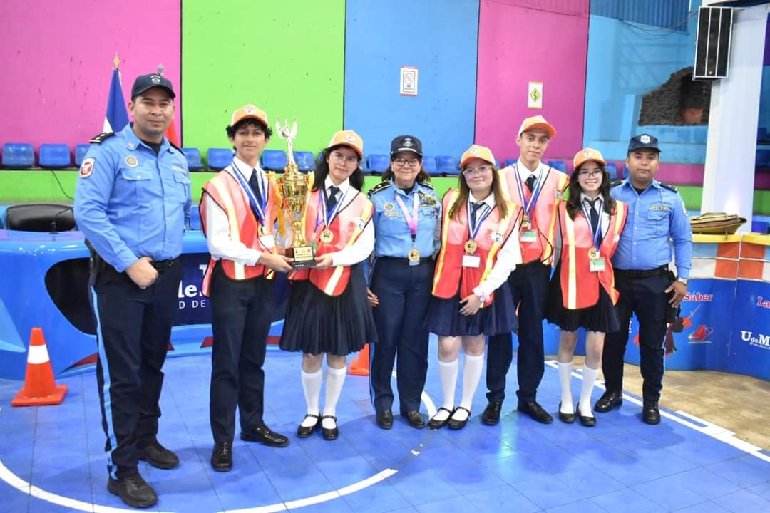 #Nicaragua 

La 6ta edición de la Liga del #ConocimientoVial, llegó a su final.

🛑   G A N A D O R E S 🛑
Primaria:
 🥇Colegio Inmaculada Concepción de María
Nueva Segovia 

Secundaria:
🥇Colegio Público Augusto C.Sandino, de Jinotega. 

#45JuntoConLaComunidad 
#EducaciónVial