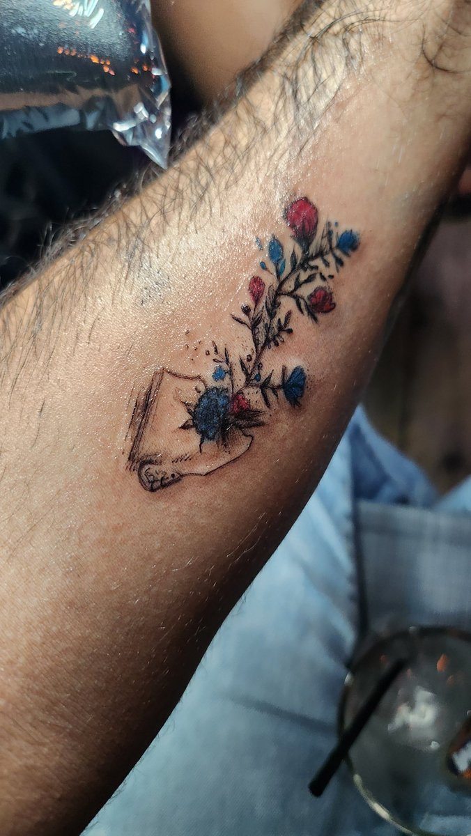 alystairvs's tweet image. Had the amazing opportunity to do some flash tattoos for a friend’s birthday function 🥺🙏🏽 so grateful for the opportunity and hopeful for more! 💙