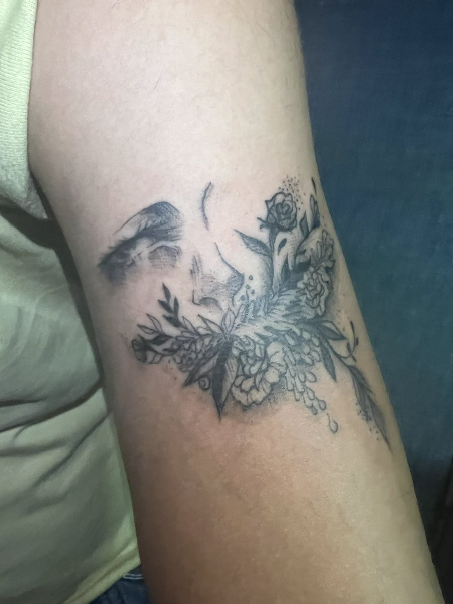 alystairvs's tweet image. Had the amazing opportunity to do some flash tattoos for a friend’s birthday function 🥺🙏🏽 so grateful for the opportunity and hopeful for more! 💙