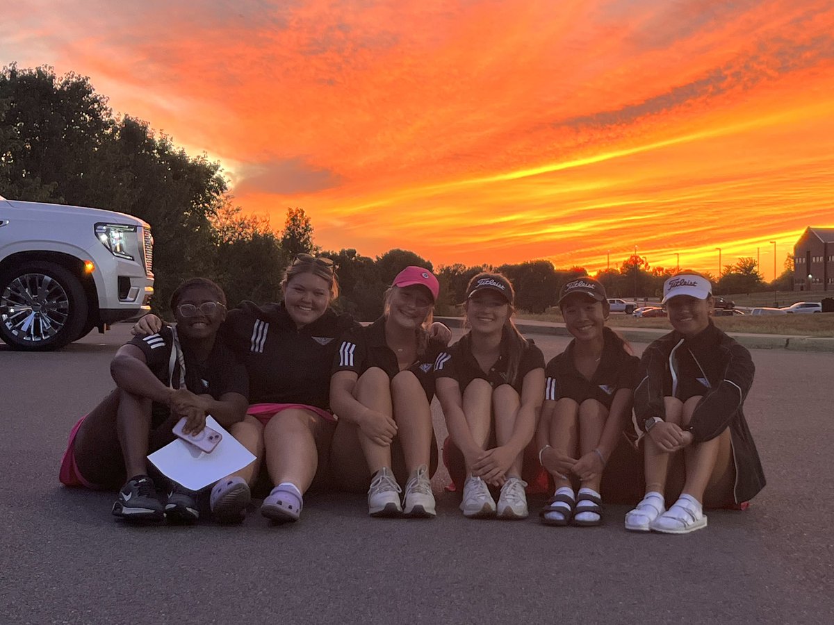 LEHSgolf's tweet image. East celebrating a win over Oak Hills at Neumann GC.