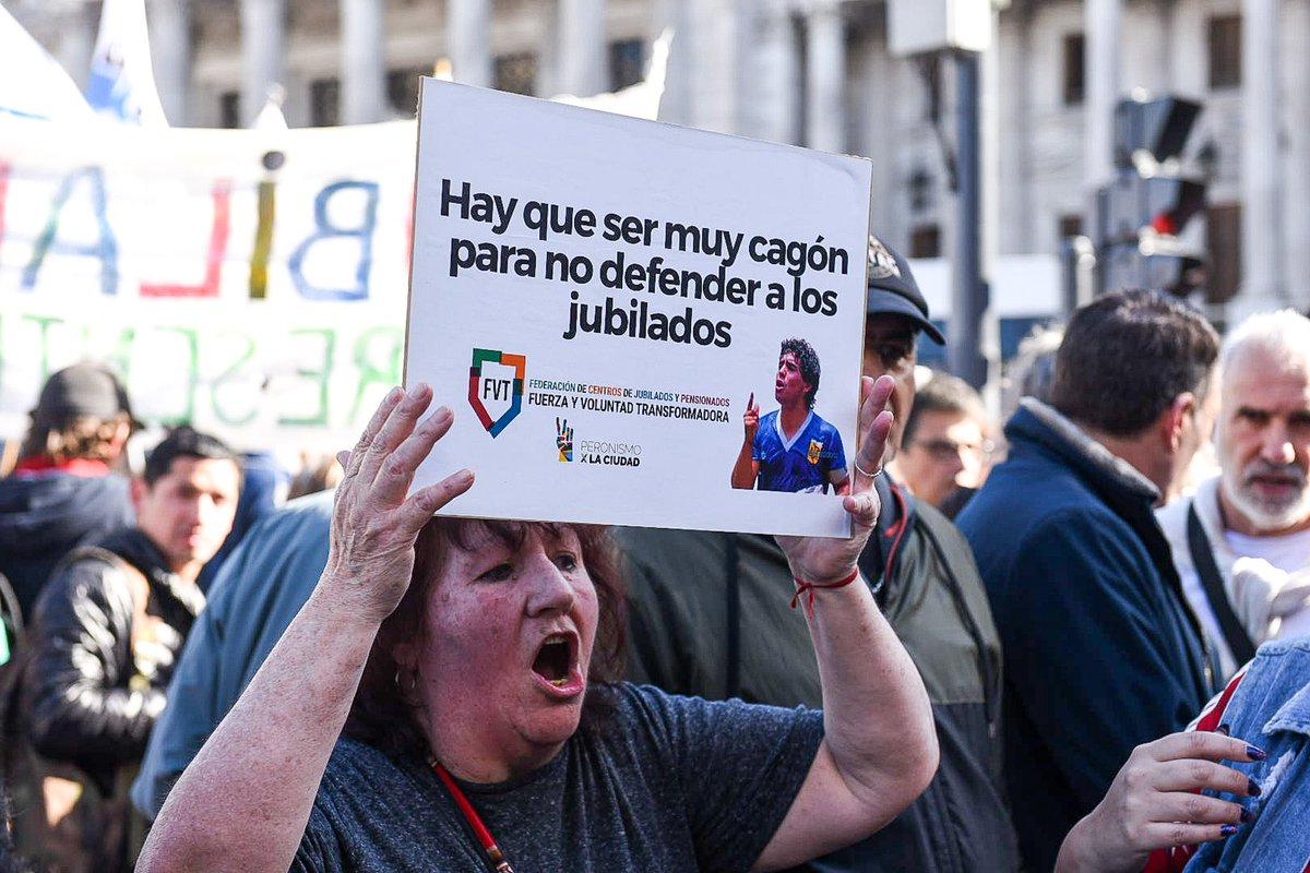 Innecesario, violento e irresponsable el operativo que coordinó <a href="/PatoBullrich/">Patricia Bullrich</a> frente al Congreso y que reprimió otra vez a los jubilados. Estaba dando explicaciones en el recinto el Jefe de Gabinete, <a href="/GAFrancosOk/">Guillermo Francos</a> mientras se golpeaba al pueblo. La sesión debió ser interrumpida