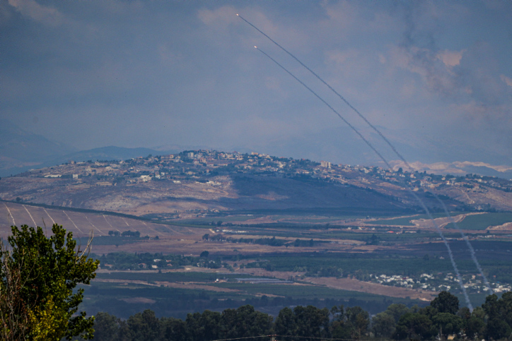 all_israel_news's tweet photo. Hezbollah fires over 100 rockets at Upper Galilee, destroying houses and causing fires.

https://t.co/z6bl0K1FAI

#Israel #NorthernFront #EvacuatedIsraelis #Hezbollah #RocketFire #UpperGalilee https://t.co/WN6t0CBcsc