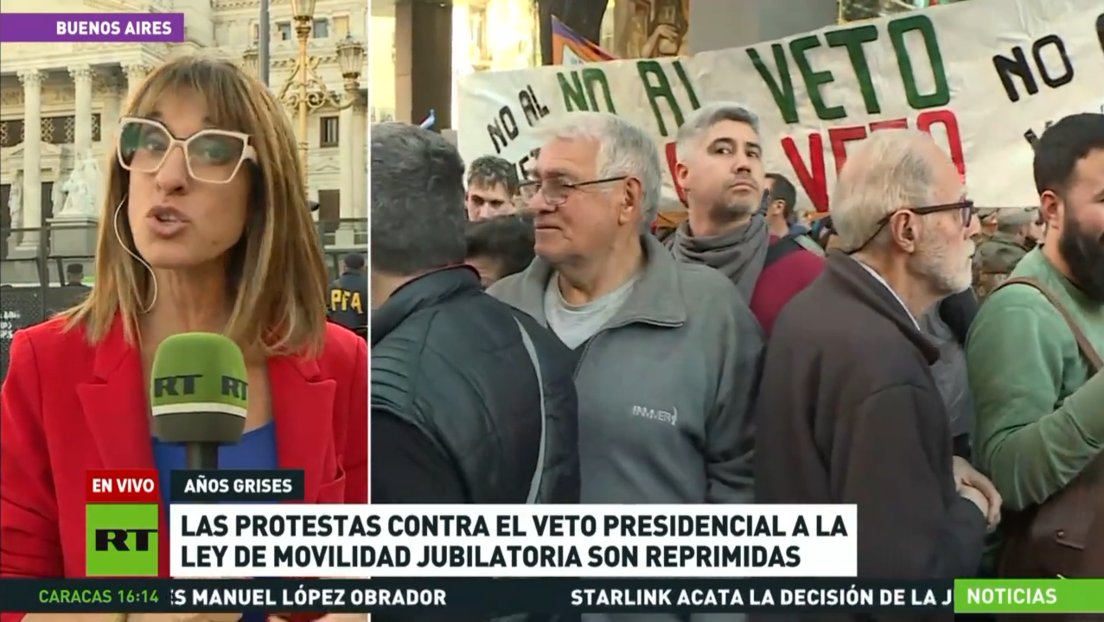 GuerrilleroDice's tweet photo. Reprimen protestas contra el veto presidencial a la Ley de Movilidad Jubilatoria en Argentina https://t.co/n9Hfhy1LYN https://t.co/xOFK50MUvI