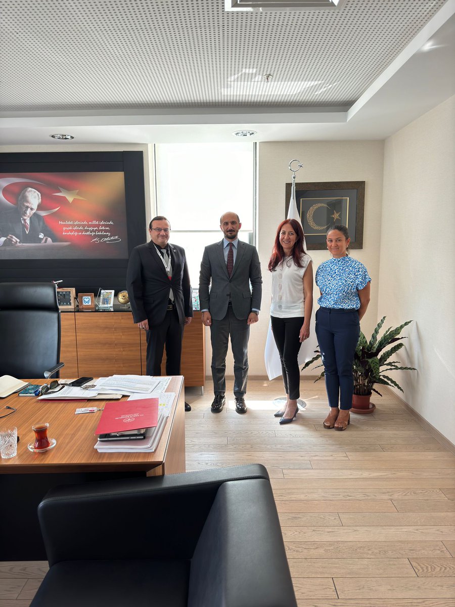 odmfr_der's tweet photo. Dernek yönetimimiz Sağlık Hzm Gn Md Yardımcısı Sayın Doç. Dr. Emre KORKUT'a derneğimiz adına yeni görevini tebrik etme ziyaretinde bulunmuştur. Görüşmede, Ağız, Diş ve Çene Radyolojisi Uzmanlığı’nın sahada uygulanış ve sorunlarıyla ilgili fikir alışverişi yapılmıştır https://t.co/ivKSc9yNdJ