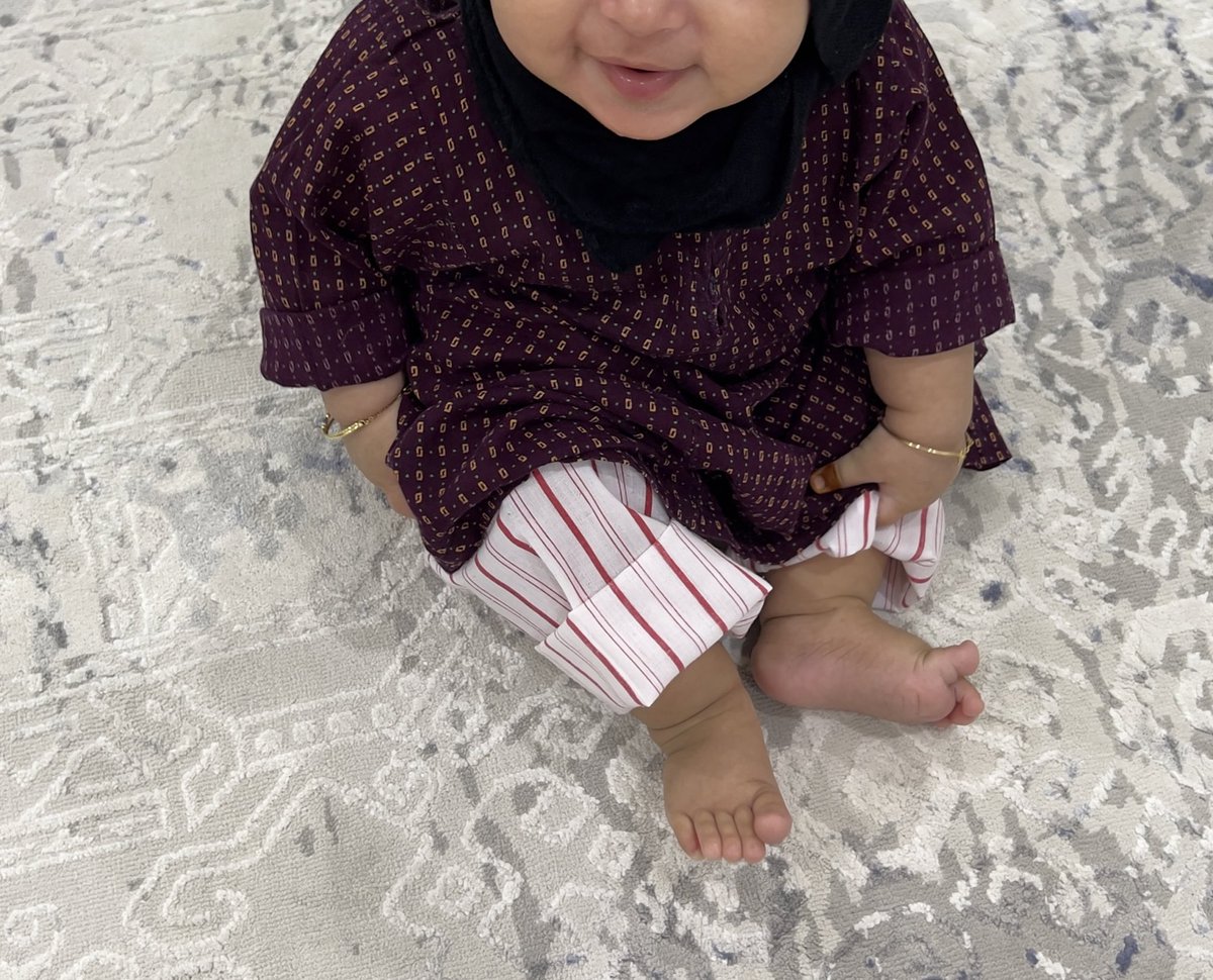 يغارُ مِن ثَغرِها الريحانُ إن ضحكت
فيَرسُم الوَرد بين الثَّغْرِ و المُقَلِ
عِقدٌ مِنَ اللؤلؤ المفتون يَحرُسُه
ثغرٌ مِن الشَّهدِ والنّعناع والعسلِ❤️‍🩹❤️‍🩹.
#مروَة_الحمّاد