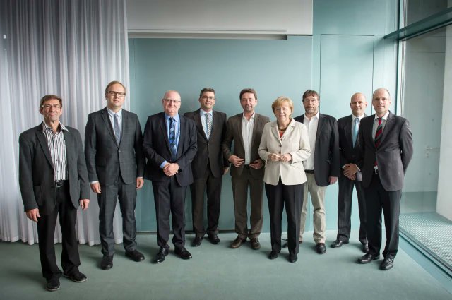 Hans-Georg Nelles (@vaeter) on Twitter photo 8 #Väterexperten und eine Kanzlerin. Vor 10 Jahren lud Frau Merkel zu einem Expertengespräch über die Anliegen von Vätern ein. #Vaeter 
vaeter-und-karriere.de/blog/index.php… 8 #Väterexperten und eine Kanzlerin. Vor 10 Jahren lud Frau Merkel zu einem Expertengespräch über die Anliegen von Vätern ein. #Vaeter 
vaeter-und-karriere.de/blog/index.php…