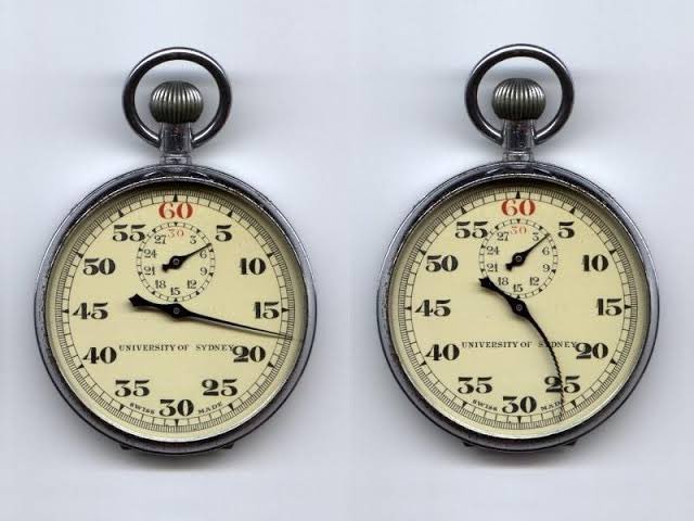 InformaCosmos's tweet image. Si viajas en una nave espacial a una velocidad de 99,9999999999999% de la velocidad de la luz, cada año para ti en la nave equivale a dos millones y medio de años en la Tierra.

Solo con irte una hora habrás viajado casi tres siglos al futuro. 

Esto es posible gracias a un…