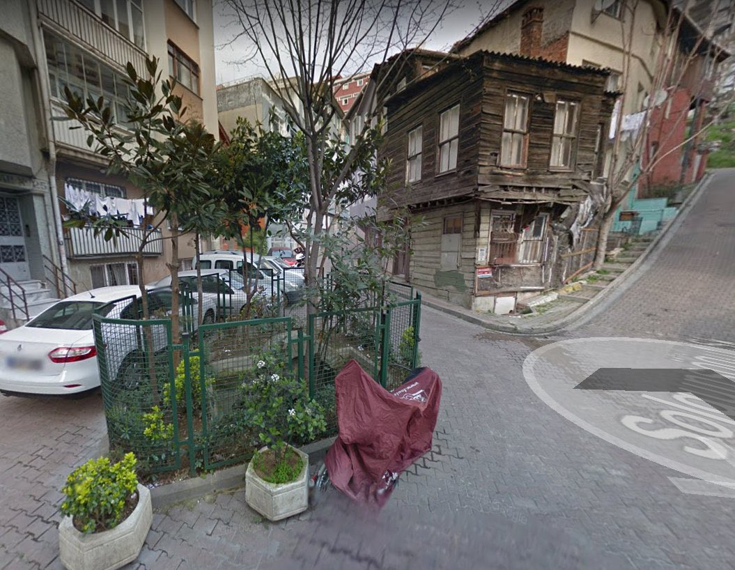 Amber Ağa Çeşmesi (Çatlak Çeşme) 
📅1960'lı yıllar…
📌Beşiktaş- Vişnezade / Şenlikdede

Diğer resim 2024 aynı açı işe çekilmiş 😊

#istanbul #tarihievler #eskievler