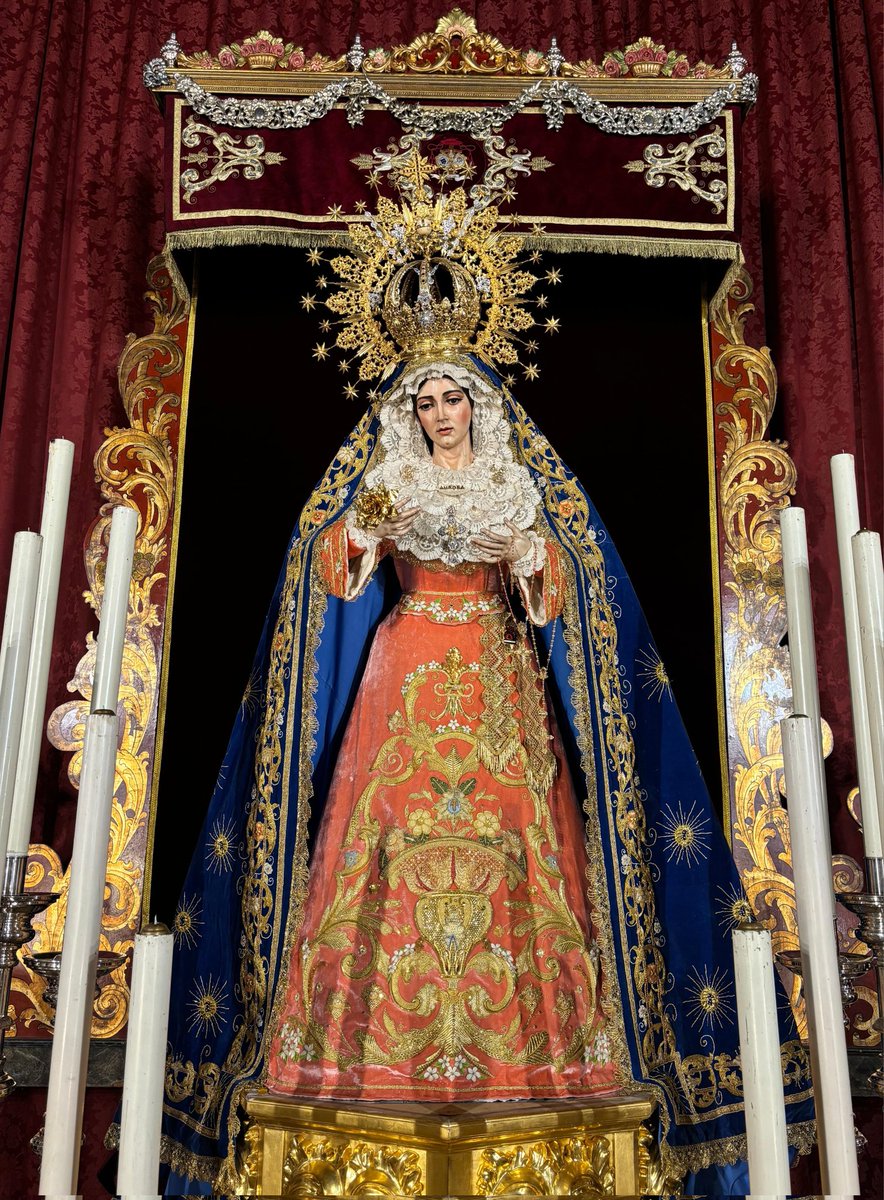 A falta del exorno floral, este es el altar que la Priostía ha montado para el Triduo a Nuestra Señora de la Aurora que comienza mañana jueves.