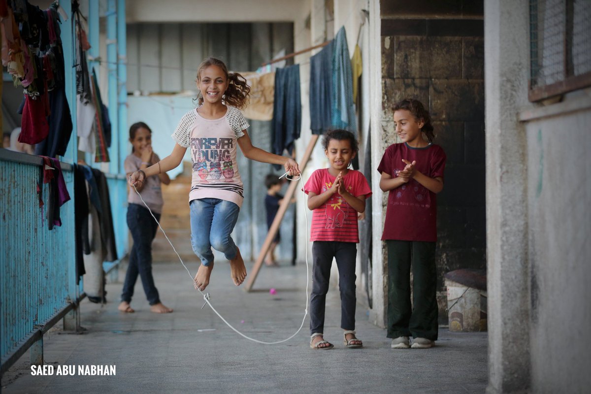 صورة || فتاة فلسطينية مبتسمة تستمتع بالقفز بالحبل رغم الصعوبات والألم داخل أحد مراكز الإيواء وسط قطاع غزة، 4 ديسمبر 2024. تصوير: سائد أبو نبهان.