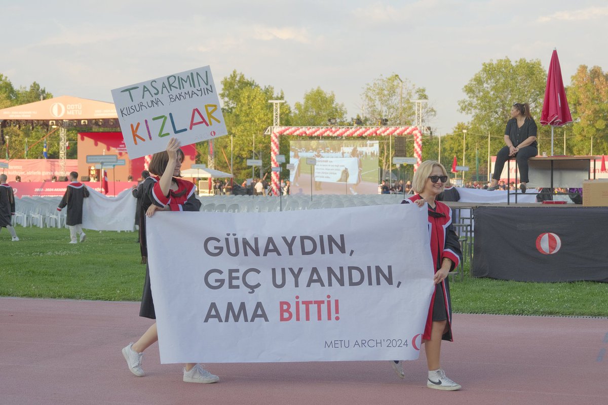 desoleiaa's tweet photo. Tasarimin kusuruna bakmayin kizlar https://t.co/Ivo7k6AYvO