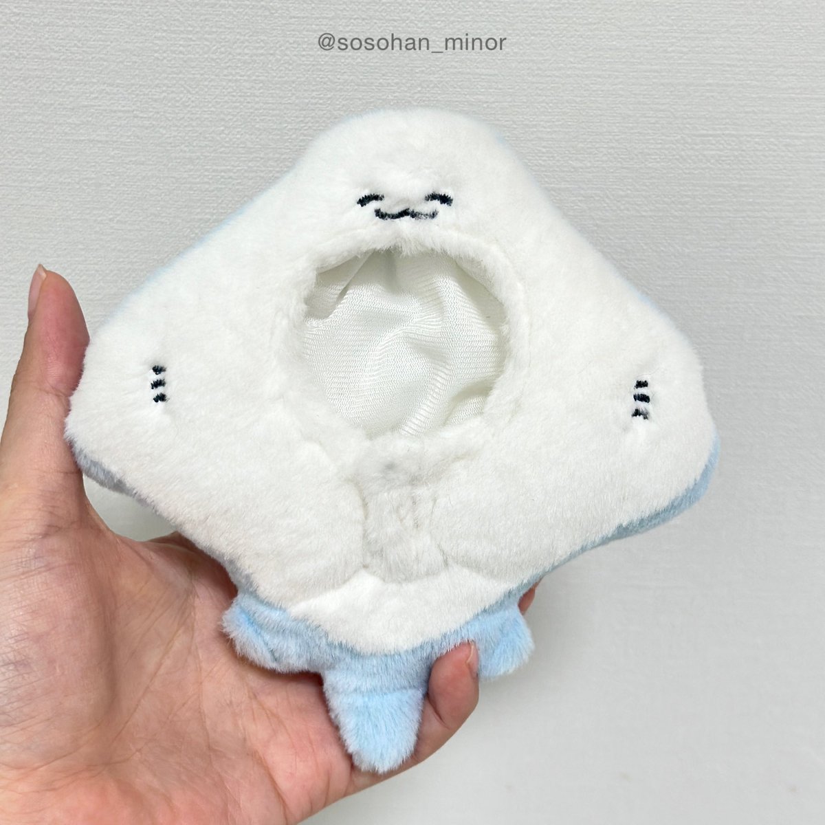 sosohan_minor's tweet photo. 🧸제작후기
종복이 10cm는 개인욕심으로 만들었는데 수요가 없으면 1차 샘플에서 그칠 예정임.
지금 수요조사를 할 시간적 여유는 없고..언제 할지는 아직 모르겠음. 거기에 추가로 10cm를 위한 새로운 침낭까지 제작을 했음. 크기이슈가 있어서 다시 3차 수정에 들어가 있음. 종복이 15cm 끝나고 바로 시작한 개인적인 프로젝트였는데 그 침낭이 생각보다 너무 잘나와서 너무 고민임. 종복이 물어버린 [가오리 침낭] 구경하세요. 10cm 작은 타돌 인형은 생각보다 좀 잘들어가기도 함. 이거 도안 다 직접 디자인해서 한 3개월 걸려서 만든거임. 힘들었는데 생각보다 재미있었고 주변 덕메들 진짜 거의 아무도 모르고..숨기느라 혼났음. 이러다 솜깅..만 만들게ㅜ생겼…
반응 없으면 샘플만 추억으로 간직하기로..⭐️