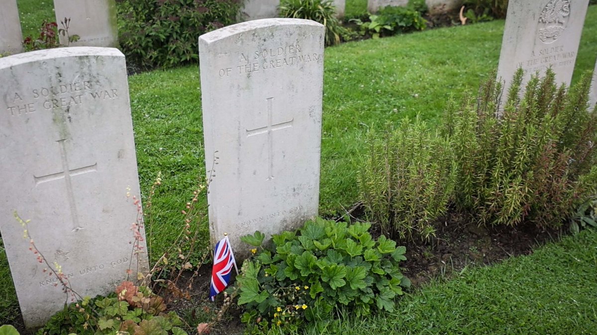 history_hand's tweet photo. Back at the start of summer I had the honour of travelling to Tyne Cot Cemetery with the Victory Medal and Memorial Plaque of a soldier who's on the memorial. My latest video telling the story is live on YouTube now. Link is below  #tynecot #ww1

https://t.co/TLd5FO6Tu1 https://t.co/pBhN3sj4Ag