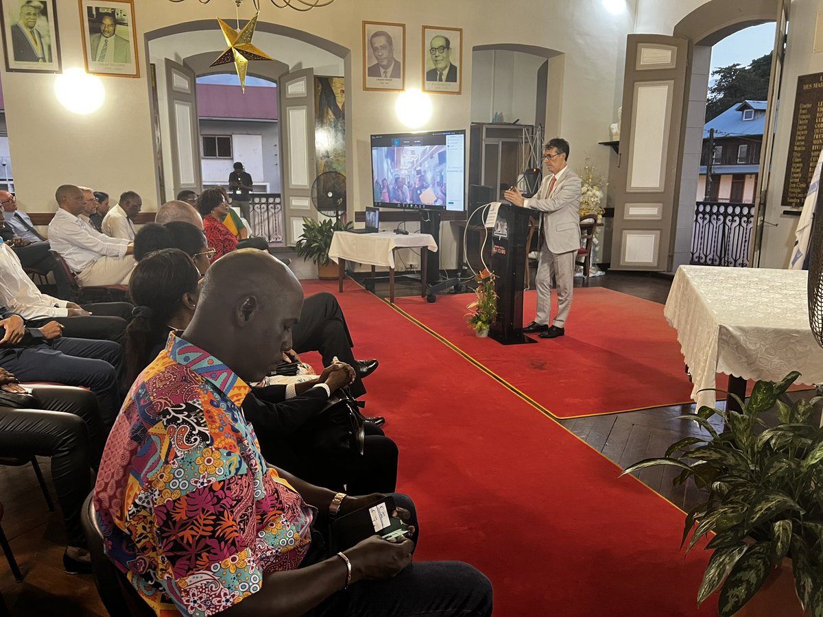 acguyane's tweet photo. @DulbeccoRGuyane, recteur de l’@acguyane assiste actuellement à la 2e édition de la cérémonie de récompense des meilleurs bacheliers 2023/2024 de Cayenne, à l’initiative de la @ville_cayenne.
Ils sont 18 bacheliers à être mis en valeur pour leur travail acharné et leur réussite. https://t.co/YCEhbXefMT
