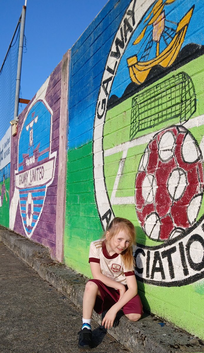 Aoife on mascot duties this evening for the wonderful ladies team <a href="/GalwayUnitedFC/">Gaillimh Aontaithe 🇱🇻</a> ❤️ 
#GalwayUnitedWomens