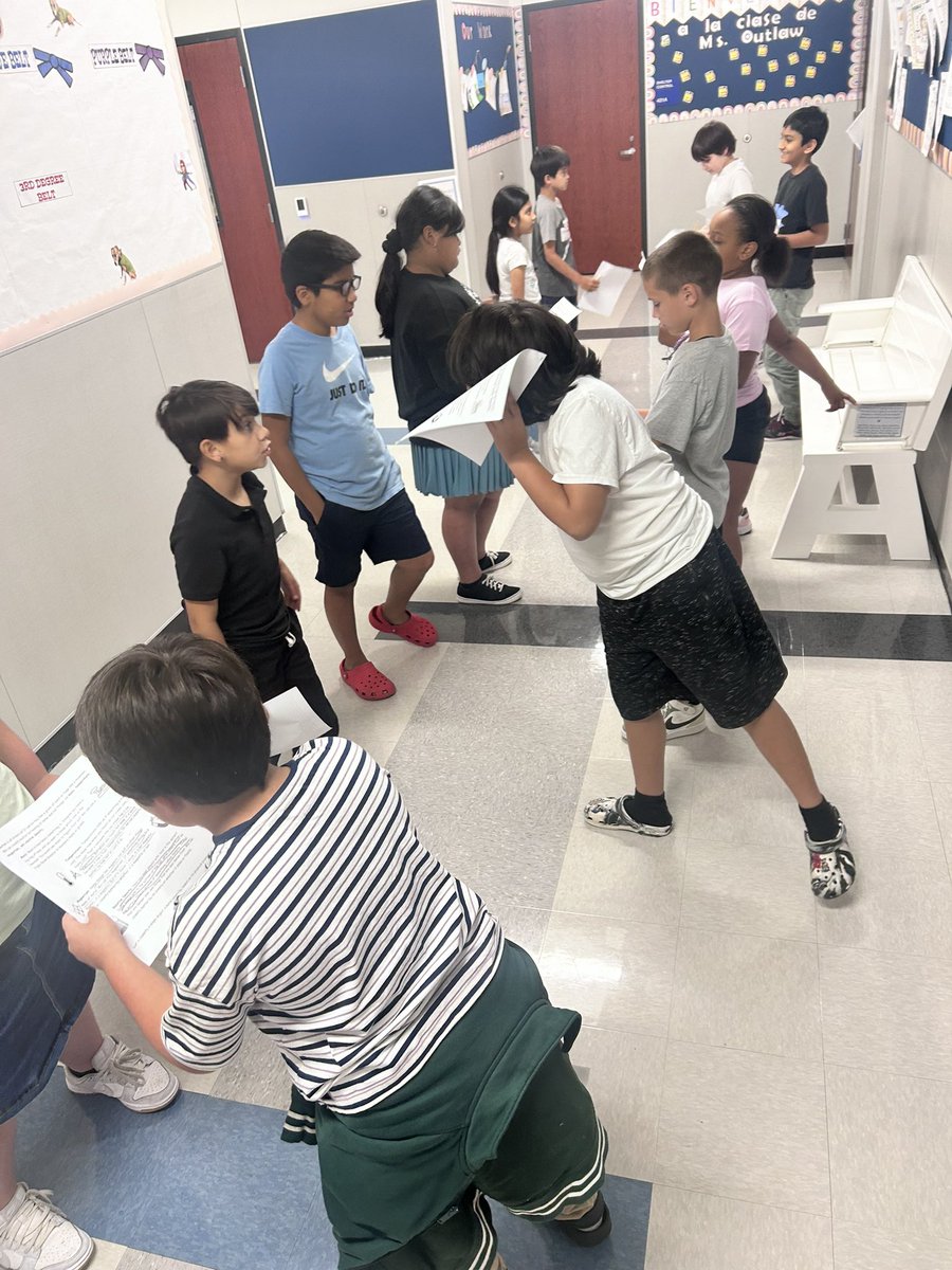 MsKAlexander_'s tweet image. So much fun doing and Inside Outside circle to share our science thoughts! 🥼🧪 #igtbavoyager #LISDScience